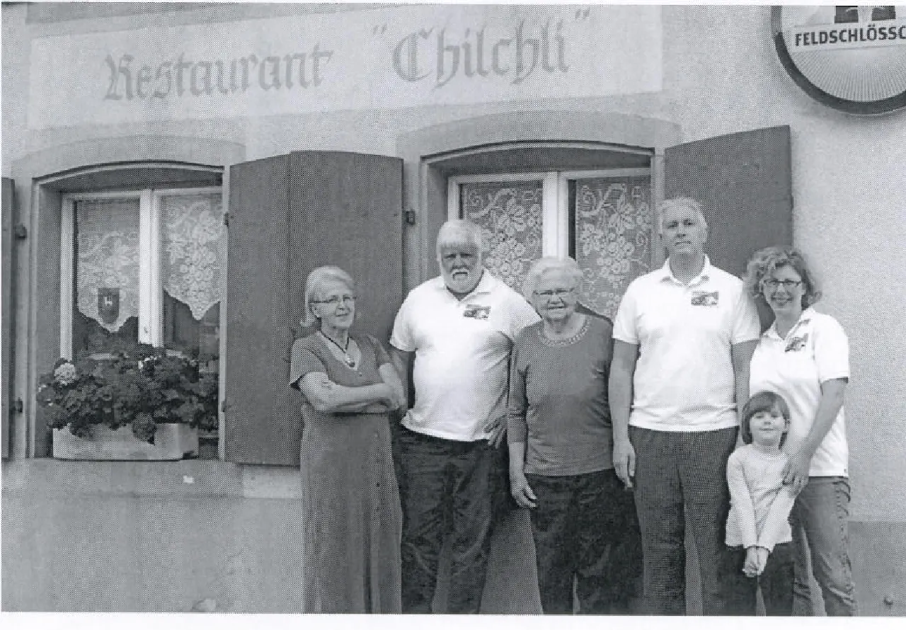 Die Familie Aegerter vor dem Restaurant Chilchli (v.l.n.r. Züsi, Hans, Lotti, Stefan, Corinne und Fabienne Aegerter)