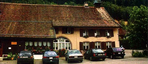 Das Restaurant Chilchli: Ziegeldach, Dachreiter und der Parkplatz davor