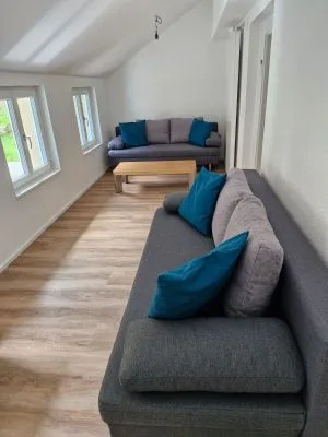 Wohnbereich mit Sofa, Couchtisch und Fenster