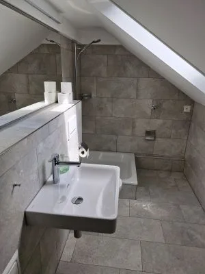 Badezimmer unter dem Dach mit Waschbecken